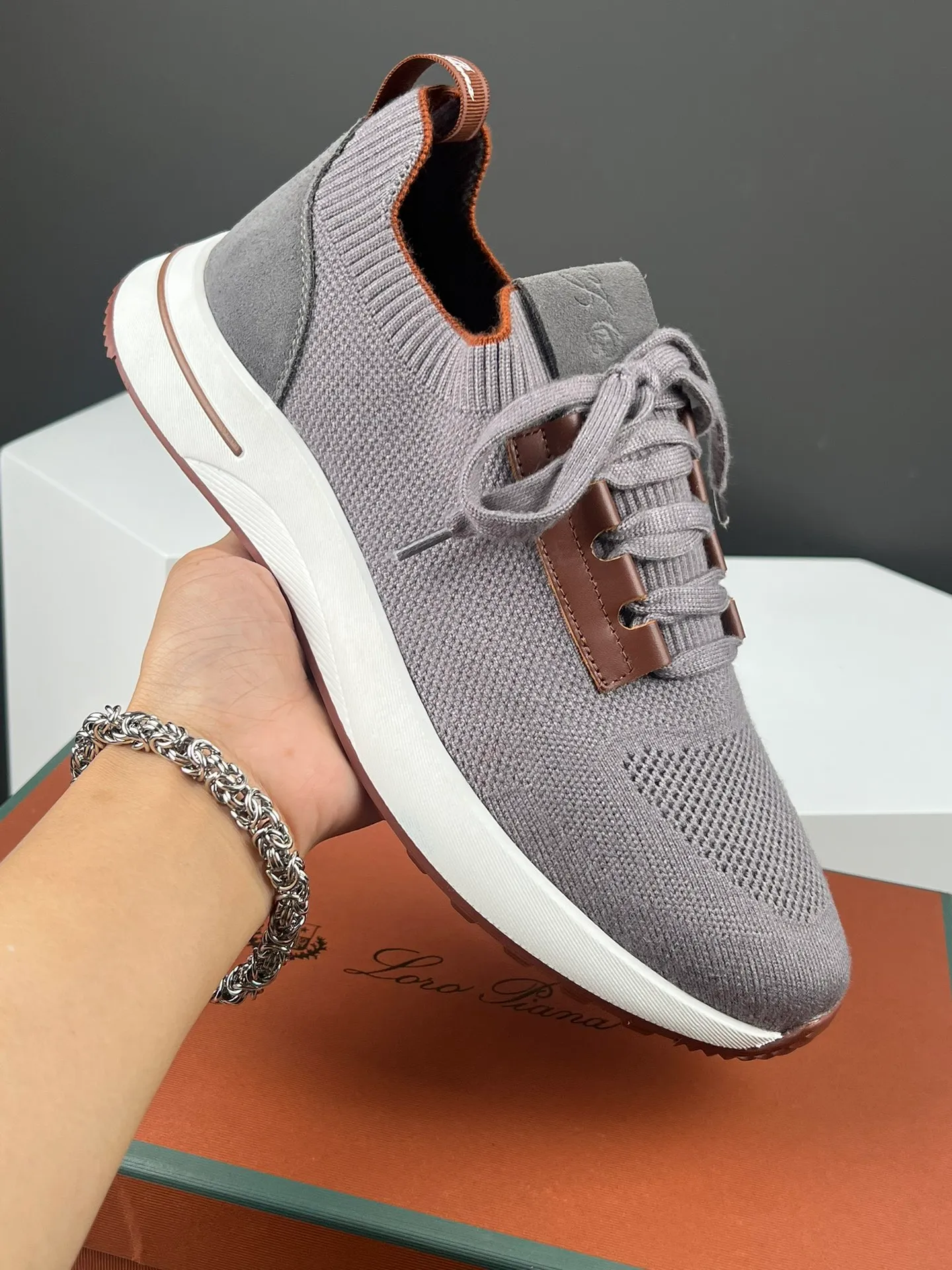 Factory price 420💰L men's shoes💰New product on sale Loro men's shoes💰iana knitted sneakers｜Made of Wish wool blended fabric｜The upper is made of unique knitted fabric production technology｜Comprehensive one-to-one restoration of the counter process｜Additional original molded rubber three-color combination technology outsole｜Size: 39-44 (customized at 45.46)